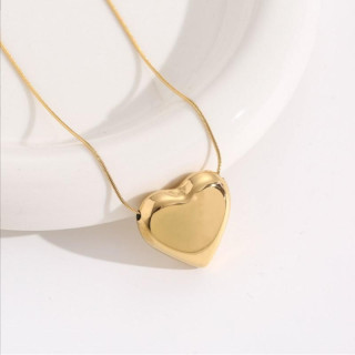 Pozlačena ogrlica z obeskom v obliki srca