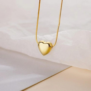 Pozlačena ogrlica z obeskom v obliki srca