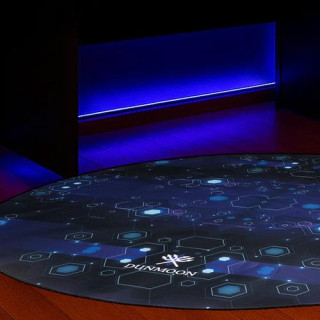 Okrogla igralna podloga Dunmoon pod stolom