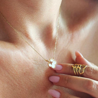 Ženska ogrlica z obeskom iz detelje