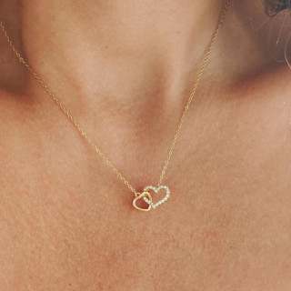 Pozlačena ogrlica z obeskom iz dveh src