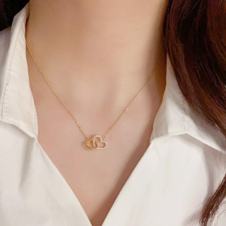 Pozlačena ogrlica z obeskom iz dveh src