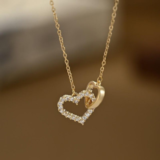 Pozlačena ogrlica z obeskom iz dveh src