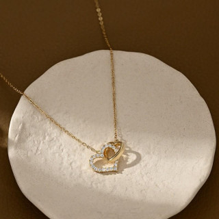 Pozlačena ogrlica z obeskom iz dveh src