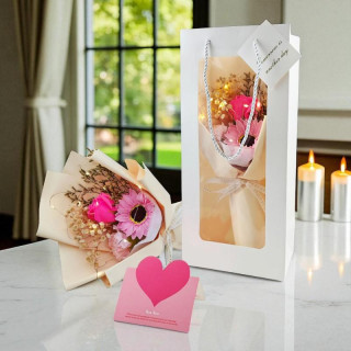 Šopek rožnatih milnih rož v škatli z LED osvetlitvijo