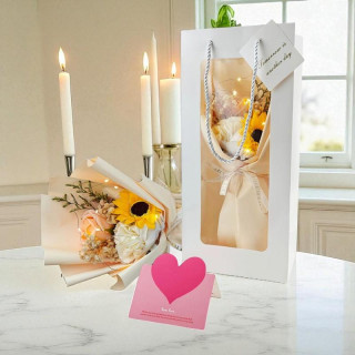 Šopek rumenih milnih rož v škatli z LED osvetlitvijo