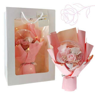 Roza šopek milnih rož s kroglico v škatli