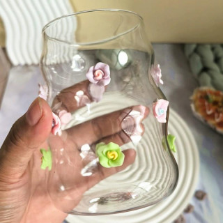 Stekleni lonček iz valovitega stekla s cvetjem, slamico in pokrovom - 450 ml