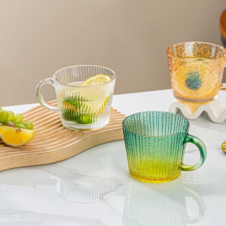 Zelena skodelica z nagubanim ombre vzorcem in ročajem - 380 ml