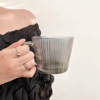 Siva skodelica z reliefnim ročajem - 380 ml