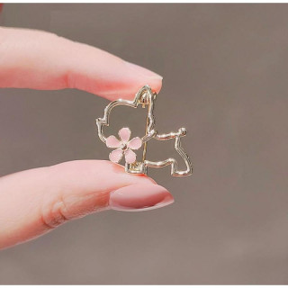 Emajlirana broška v obliki psa z rožo