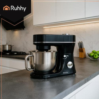 Črni kuhinjski robot z ogrevano posodo