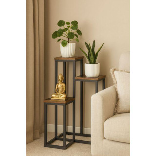 Tristopenjsko stojalo za rože v podstrešju