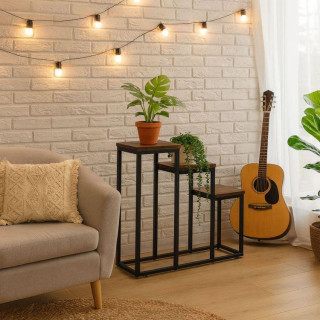 Tristopenjsko stojalo za rože v mansardi