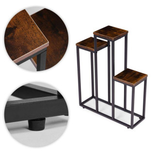 Tristopenjsko stojalo za rože v mansardi