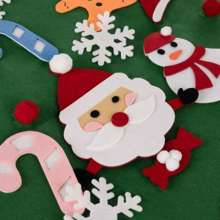 Božično drevo iz filca z okraski