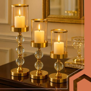 Komplet treh steklenih svečnikov v zlati barvi
