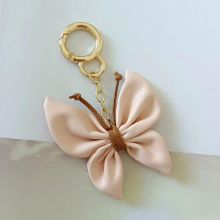 Usnjen obesek z roza metuljem