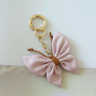 Vijoličen usnjen obesek z metuljem