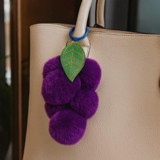 Vijoličen obesek s puhastim grozdjem