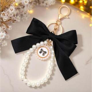 Obesek s črno pentljo in biseri