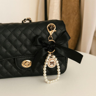 Obesek s črno pentljo in biseri