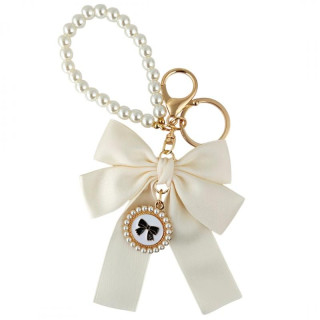 Obesek s kremno pentljo in biseri