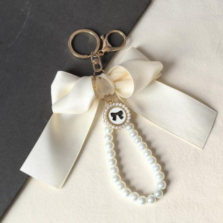 Obesek s kremno pentljo in biseri