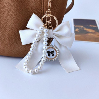 Obesek s kremno pentljo in biseri