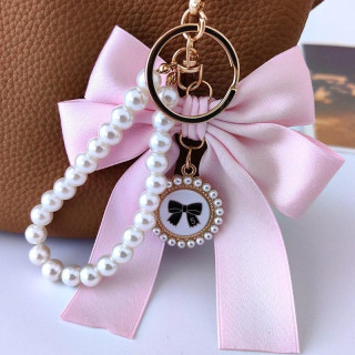 Obesek z roza pentljo in biseri