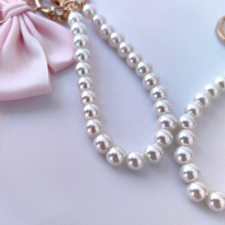 Obesek z roza pentljo in biseri