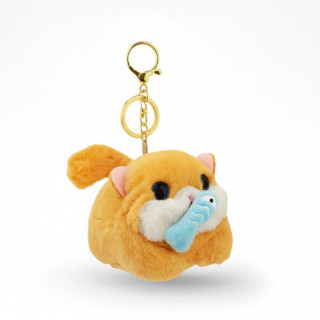 Kremni obesek z mačko, ki lovi ribo