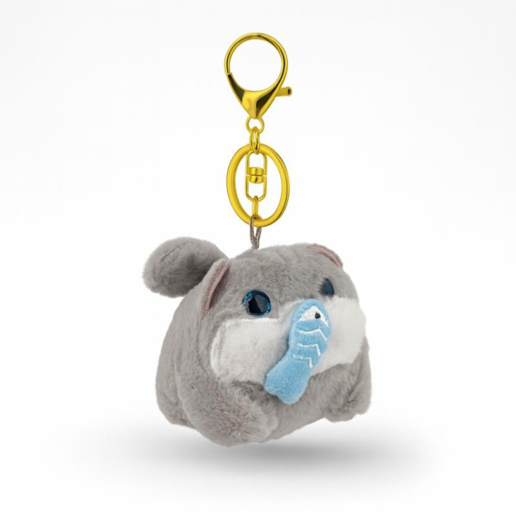 Siv obesek z mačko, ki lovi ribo