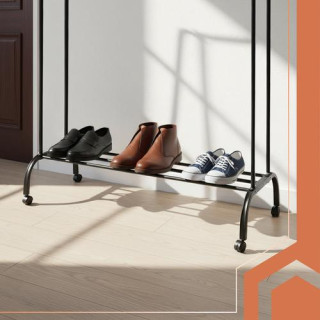 Obešalnik za oblačila na kolesih