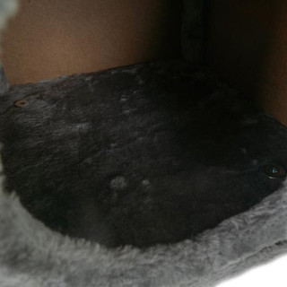 Mačja postelja - hišica na nogah