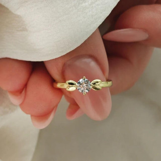 Pozlačen ženski prstan s kamnom