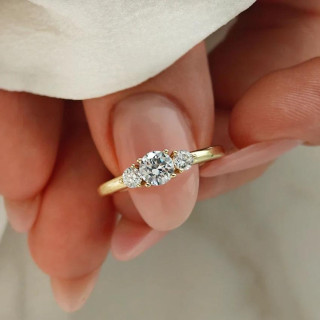 Ženski pozlačen prstan s cirkoni