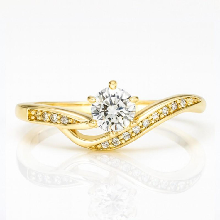 Pozlačen ženski prstan s cirkoni