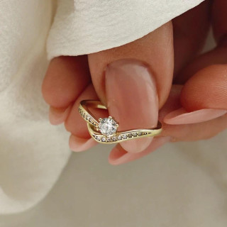 Pozlačen ženski prstan s cirkoni