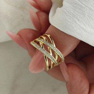 Ženski pozlačen prstan, prepleten s cirkoni