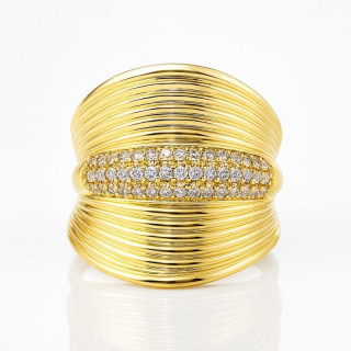 Izrazit pozlačen prstan s cirkoni