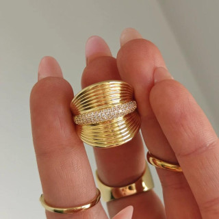 Izrazit pozlačen prstan s cirkoni