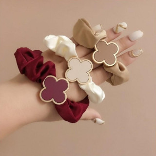 Komplet 3 nagubanih gumic z deteljico