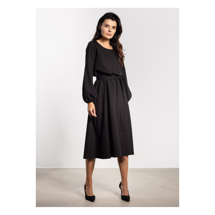 Črna ohlapna midi obleka s pasom