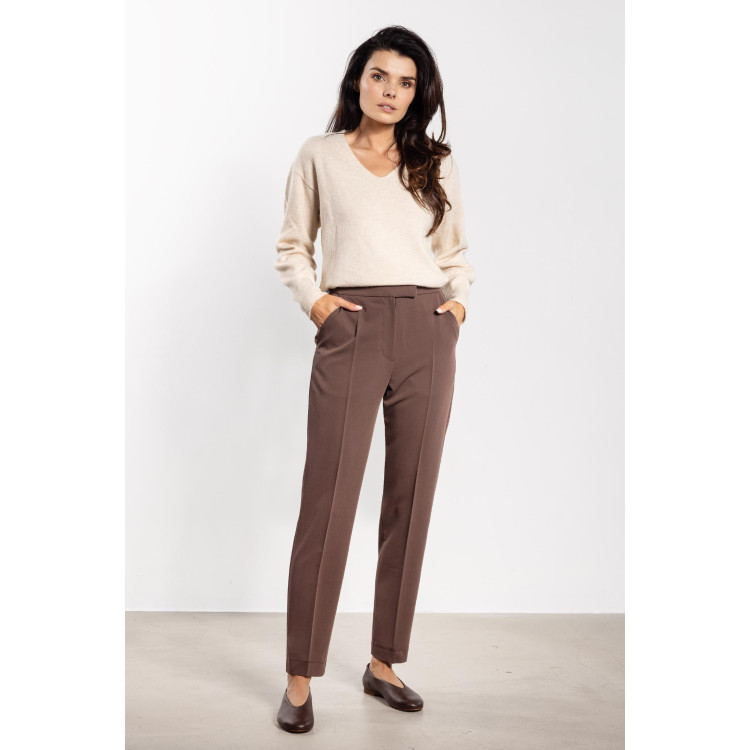 Ženske cigaretne hlače v rjavi barvi