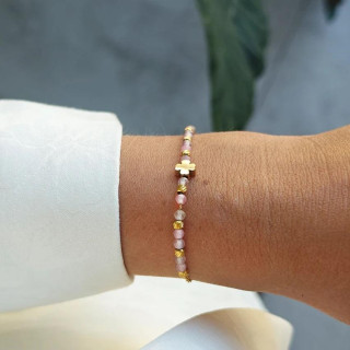 Pozlačena zapestnica z rožnatimi kamni in štiriperesno deteljico