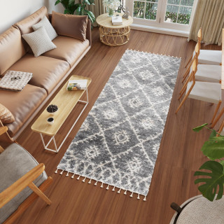 Temno siva kosmata preproga z resicami