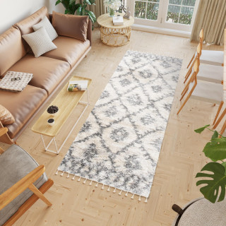 Kosmata preproga s kremnimi resicami