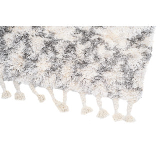 Kosmata preproga s kremnimi resicami