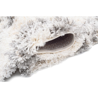 Kosmata preproga s kremnimi resicami